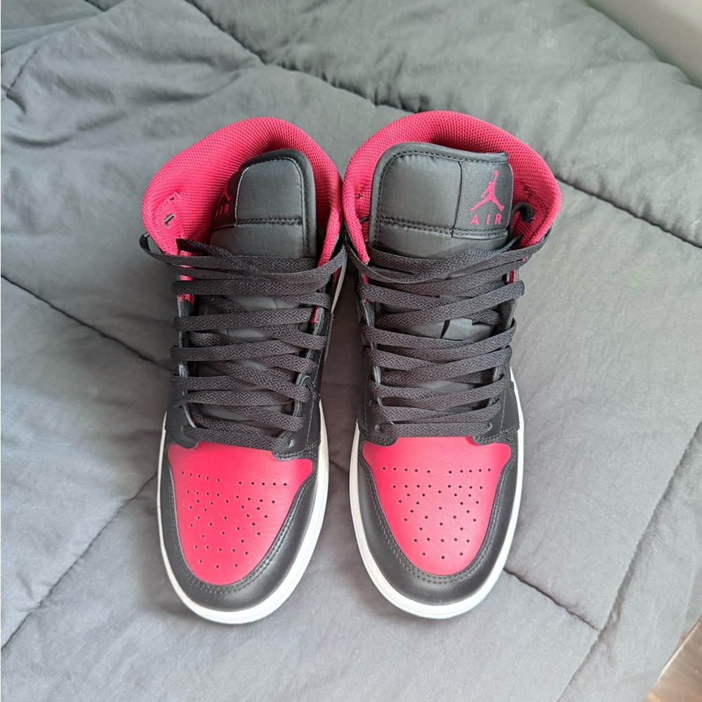 Jordan 1 mid men   Black and Red Sneakers size 9